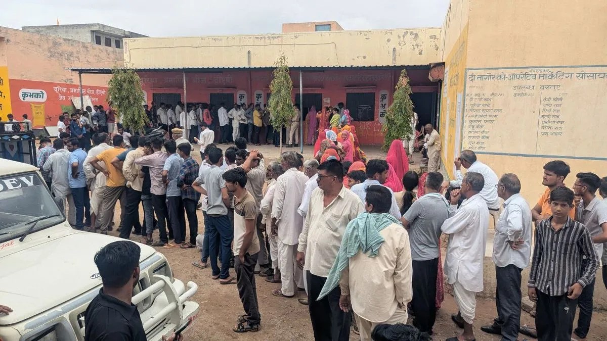 उर्वरक लेने के लिए नागौर में लगी कतार