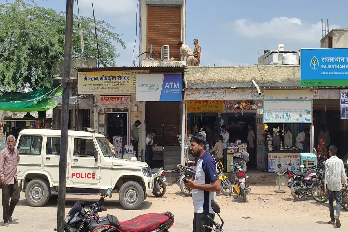 डेह में ई-मित्र पर कार्रवाई करती पुलिस