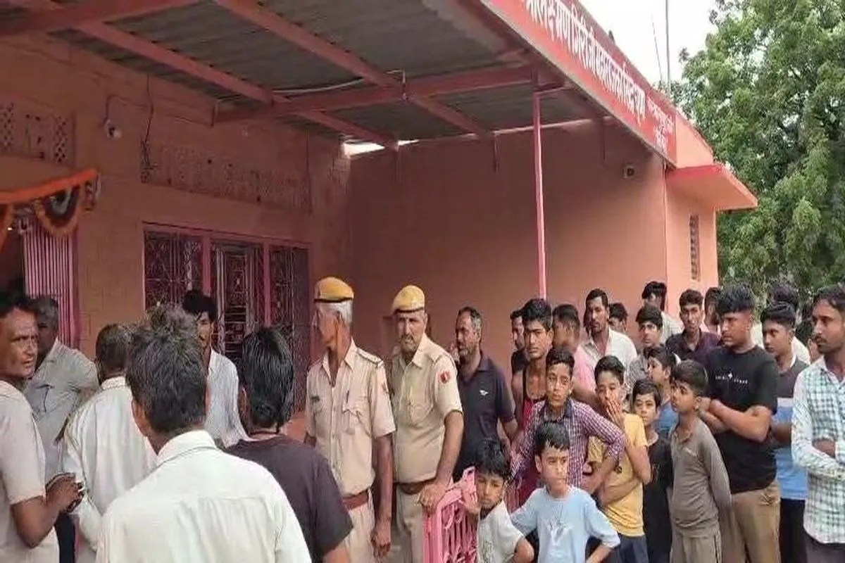 खुड़खुड़ा धूणा पर पहुंची पुलिस व ग्रामीणों की भीड़