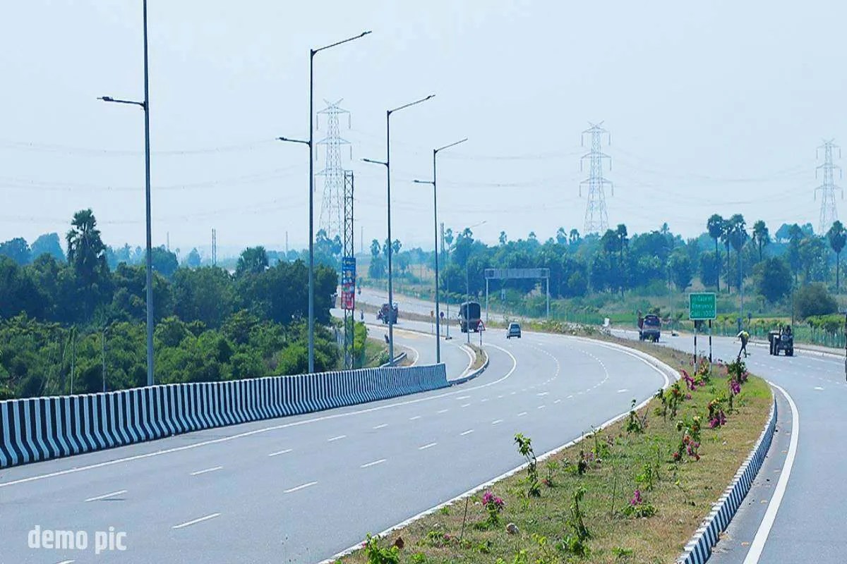 four lane hinghway