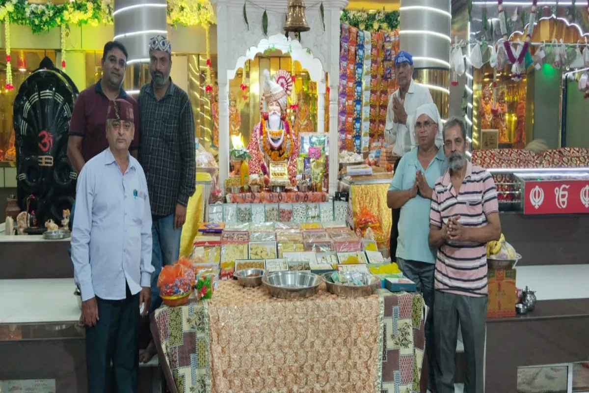 माधौगंज स्थित झूलेलाल मंदिर में चल रहे झूलेलाल महोत्सव की श्रृंखला में वरुणावतार झूलेलाल को शनिवार रात छप्पन भोग लगाए गए।