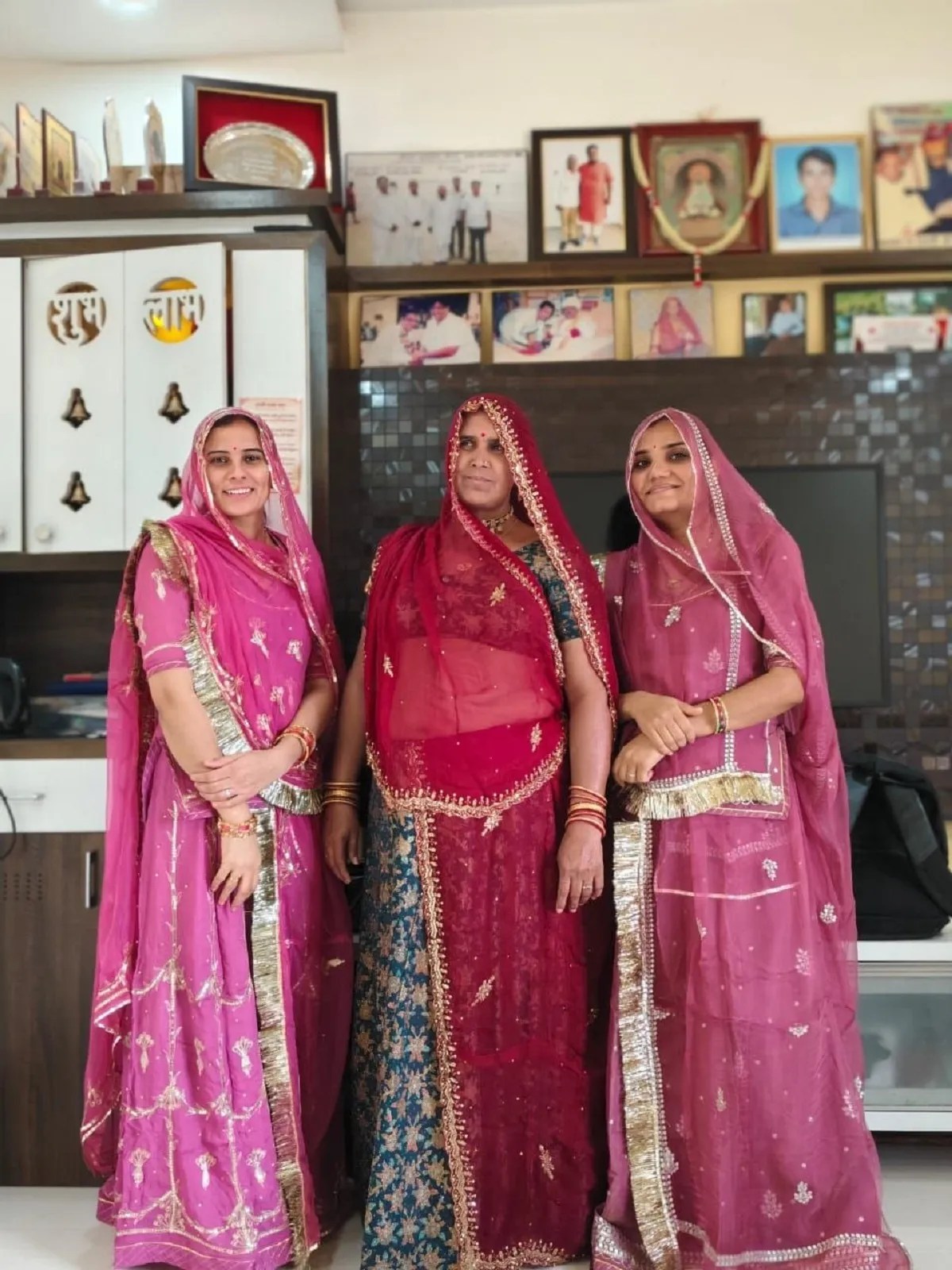 कजरी तीज के अवसर पर हुब्बल्ली में राजस्थानी पारंपरिक परिधान में सजी महिलाएं।