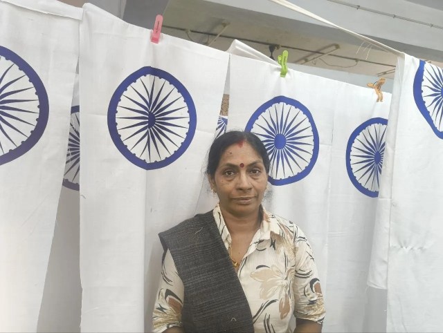 बेंगेरी खादी इकाई में राष्ट्रध्वज तैयार करने वाली महिला कर्मचारी