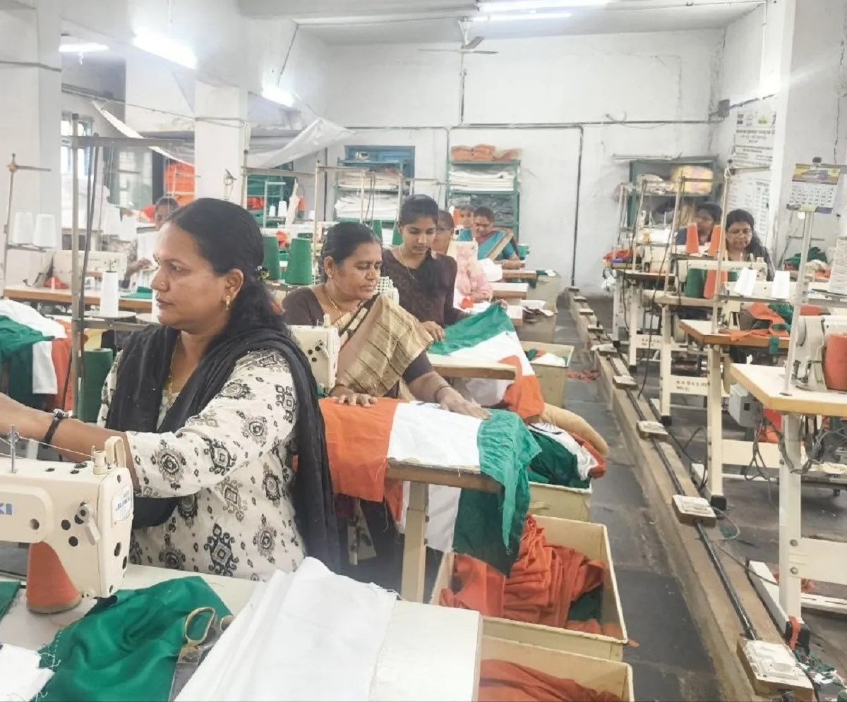 महिलाओं के हाथों आकार लेता तिरंगा: बेंगेरी की खादी इकाई में तिरंगे की सिलाई करती महिला कर्मचारी। यहां करीब 25 महिलाएं राष्ट्रध्वज तैयार करने के विभिन्न चरणों में काम करती हैं।