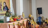 श्रीराम कथा का श्रवण करातीं कथावाचिका सुभद्रा कृष्ण तथा राम-सीता के पात्र।