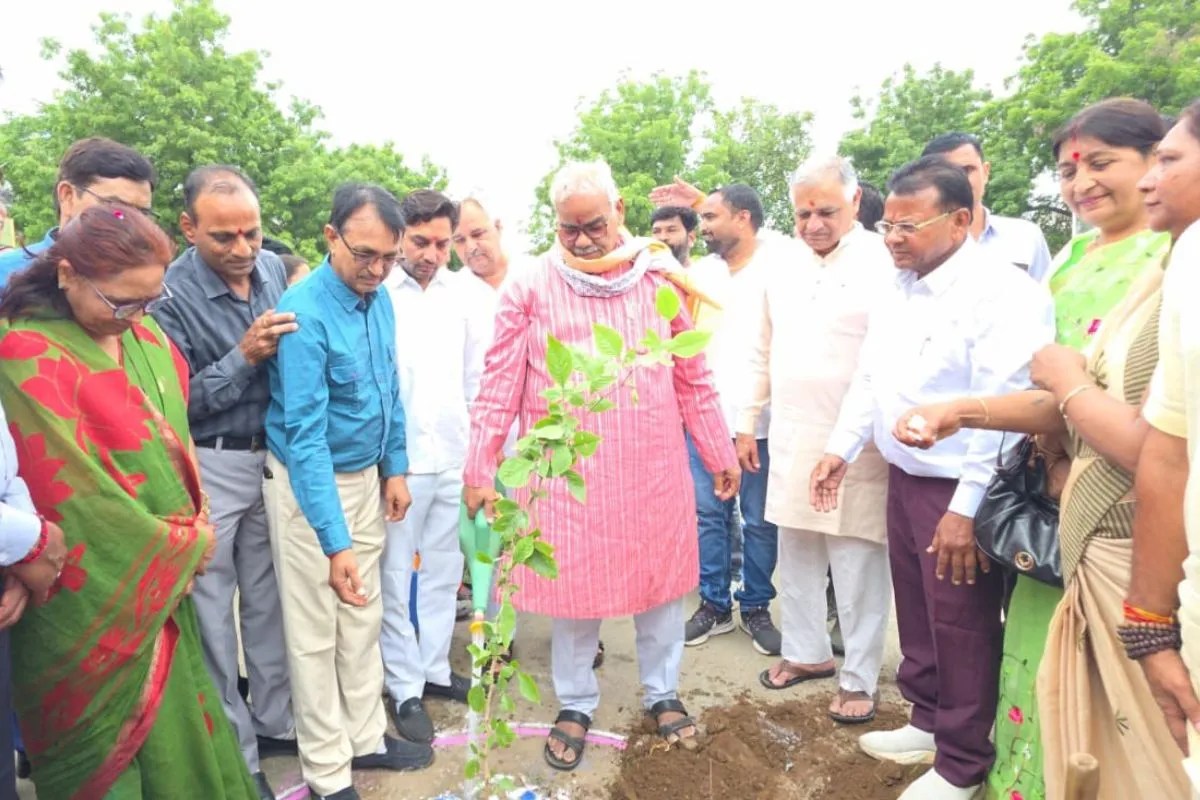 madan dilawar planting tree in bhilwara
