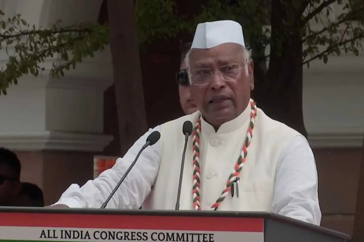 mallikarjun kharge target PM modi on independence day.