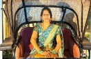 चार बहनों के इकलौते छोटे भाई की जिंदगी जब लीवर फेल होने से सांसों पर अटकी, तो जिस बहन को घर वाले कमजोर समझकर टेस्ट तक नहीं करवा रहे थे, उसी ने अपना कलेजा निकालकर भाई की झोली में डाल दिया। रक्षाबंधन पर अक्सर बहनें भाई की लंबी उम्र मांगती हैं, ग्वालियर की ममता लोईवाल ने तो भाई को नई उम्र ही दे दी। हाथरस निवासी ईश्वर माहेश्वरी चार बहनों में सबसे छोटे हैं। कुछ माह पहले पता चला कि उसका लीवर पूरी तरह खराब हो चुका है। दवाओं से काम चलाया, पर एक दिन ऐसी गंभीर स्थिति आई कि डॉक्टरों ने दो टूक कहा - अब ट्रांसप्लांट ही आखिरी विकल्प है। घर में हडक़ंप मच गया। परिवार के सभी सदस्यों ने बारी-बारी ब्लड ग्रुप मैच करवाया, लेकिन किसी का भी मैच नहीं हुआ। चिंता गहरा गई। तभी ममता लोईवाल ने हिम्मत जुटाई। घर वाले कह रहे थे-तू तो वैसे ही बहुत कमजोर है, तेरा कैसे होगा? लेकिन ममता ने जिद की। जांच हुई और चमत्कार हो गया-ममता का ब्लड ग्रुप भाई से मैच हो गया। पति अनिल लोईवाल और परिवार की सहमति के बाद ममता ने लीवर डोनेट करने का फैसला ले लिया।