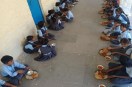 सरकारी स्कूल में दोपहर का भोजन करते बच्चे