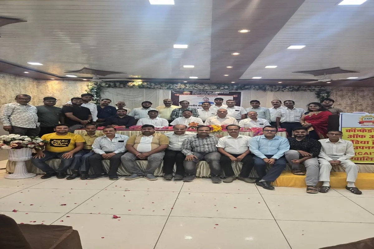उपनगर ग्वालियर में कोटेश्वर से हजीरा तक सडक़ चौड़ीकरण के नाम पर आगामी सितंबर-अक्टूबर माह में संभावित तोडफ़ोड़ को लेकर व्यापारियों में भय का माहौल है। जिला प्रशासन की ओर से जारी किए गए नोटिसों के विरोध में व्यापारी एकजुट होकर संघर्ष के लिए लामबंद हो गए हैं।