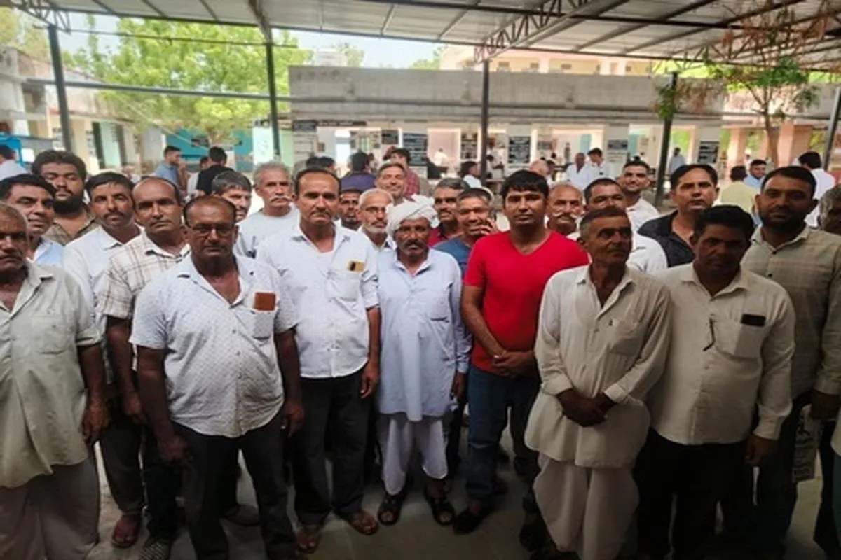 नागौर के डांगावास गांव में छह लोगों की हत्या के मामले में फैसला सुनने मेड़ता कोर्ट परिसर में एकत्रित ग्रामीण।