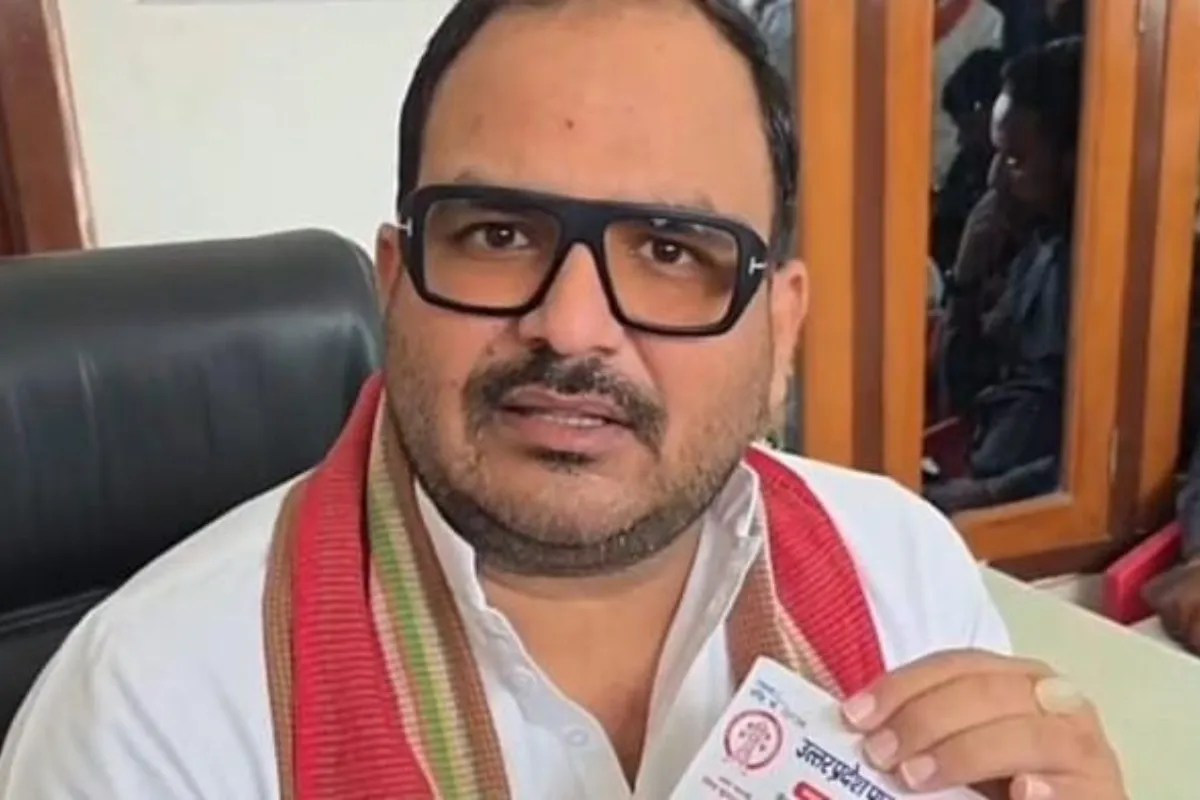 ज्ञापन दिखाई सपा नेता सूरज सिंह फोटो सोर्स पत्रिका