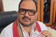 ज्ञापन दिखाई सपा नेता सूरज सिंह फोटो सोर्स पत्रिका