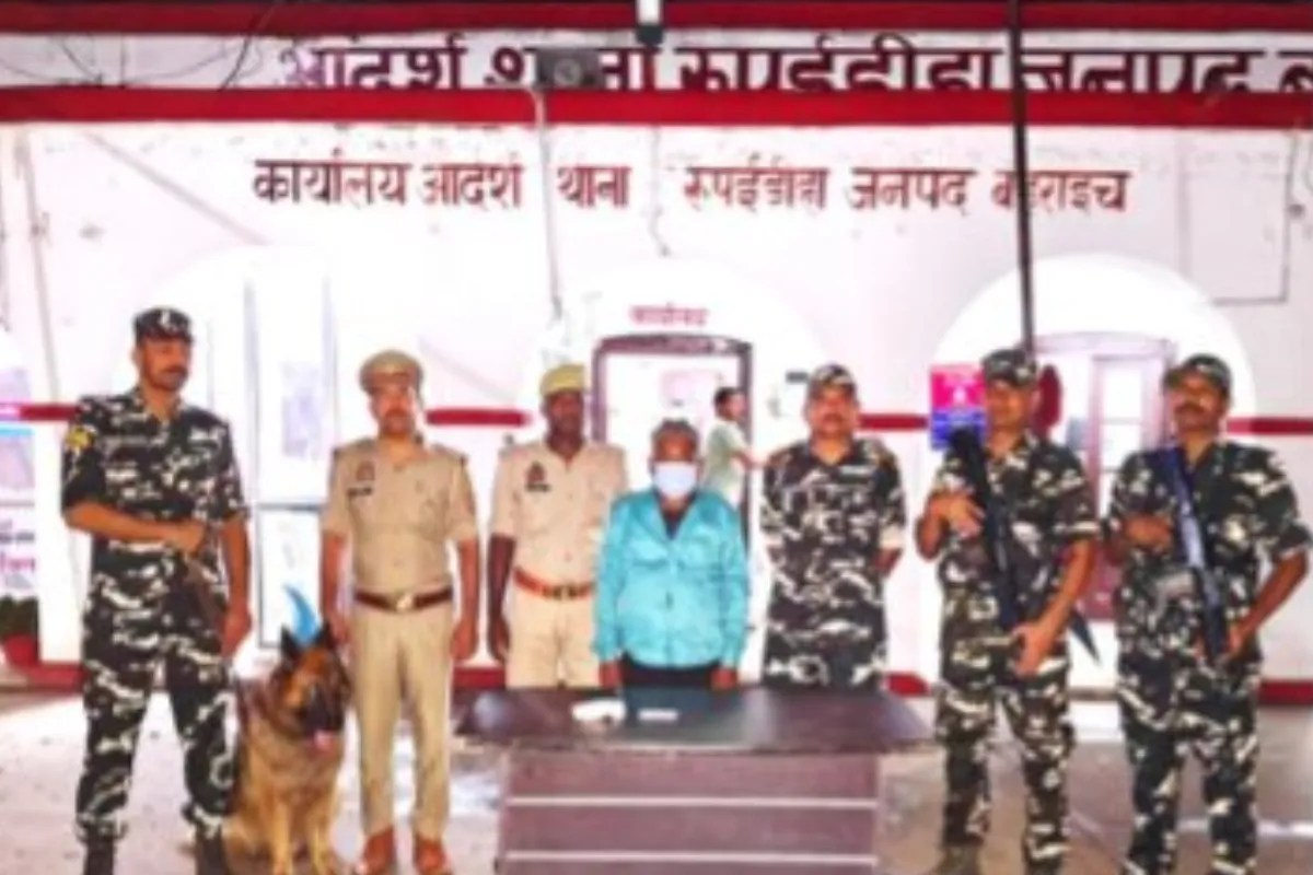 पकड़ा गया आरोपी फोटो सोर्स पुलिस X अकाउंट