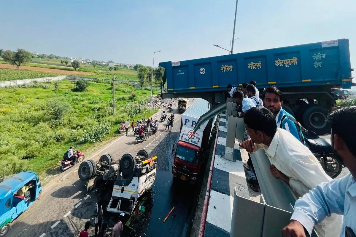 neemrana flyover trailer accident