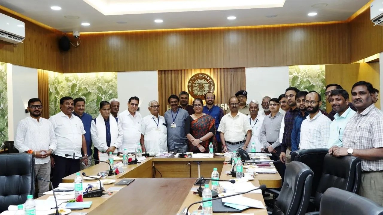 हुब्बल्ली रेलवे डिवीजन की डिविजनल रेलवे यूजर्स कंसल्टेटिव कमेटी की 41वीं बैठक में शामिल रेलवे के अधिकारी एवं डीआरयूसीसी सदस्य व अन्य।