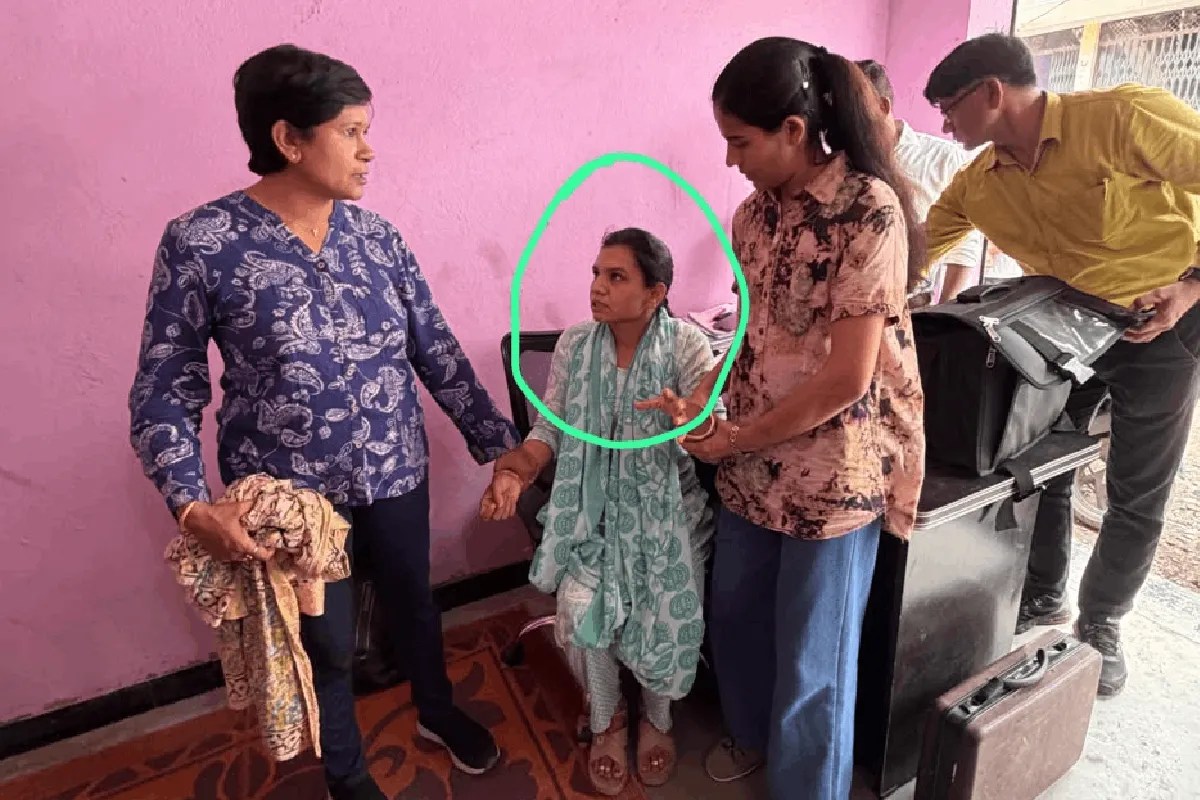 woman patwari caught taking bribe lokayukta action