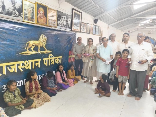 दिव्यांग छात्र-छात्राओं के साथ रक्षाबंधन मनाते अतिथि।