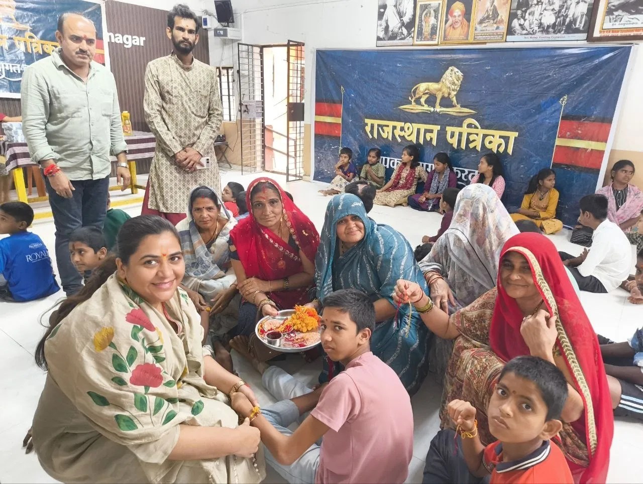 हुब्बल्ली के विश्वकर्मा महिला एवं मक्कल हैंडिकैप्ड स्कूल में आयोजित रक्षाबंधन महोत्सव में एक बच्चे की कलाई पर राखी बांधती कथावाचिका सुभद्रा कृष्ण एवं अन्य महिलाएं।