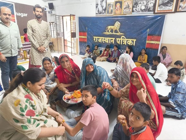 दिव्यांग बच्चों की कलाई पर राखी बांधकर रक्षाबंधन की खुशियां साझा करतीं महिलाएं।