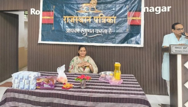 मंचासीन कथावाचिका सुभद्रा कृष्ण एवं समारोह को संबोधित करते सनातन सेवा संगठन चैरिटेबल ट्रस्ट के कार्यकारिणी सदस्य कांतिलाल पुरोहित ओडवाड़ा।