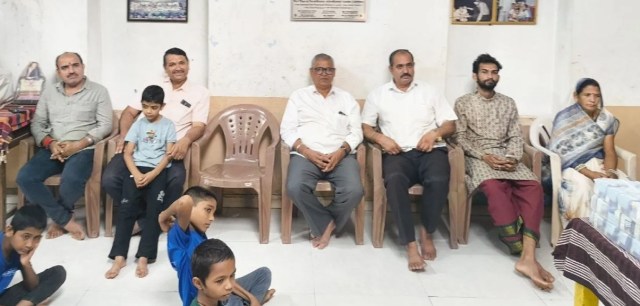 समारोह में मंचासीन गणमान्य लोग।