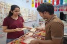भाई के लिए राखी पसंद करते हुए युवती