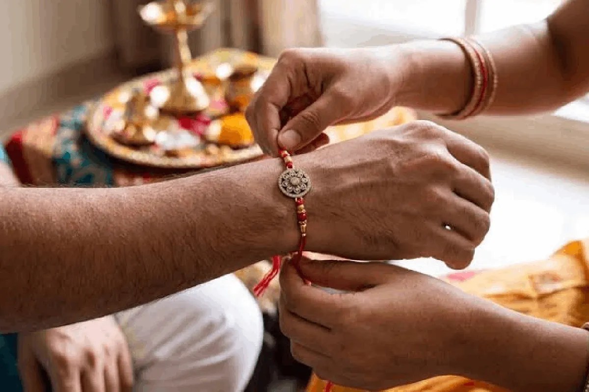 rakhi tying correct method direction aarti rakshabandhan 2026
