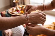 rakhi tying correct method direction aarti rakshabandhan 2026