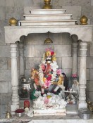 हुब्बल्ली के कोटन मार्केट स्थित बाबा रामदेव मंदिर में घोड़े पर सवार बाबा रामदेव की प्रतिमा। मंदिर में रोज पूजा-पाठ के साथ ज्योत प्रज्वलित रहती है।