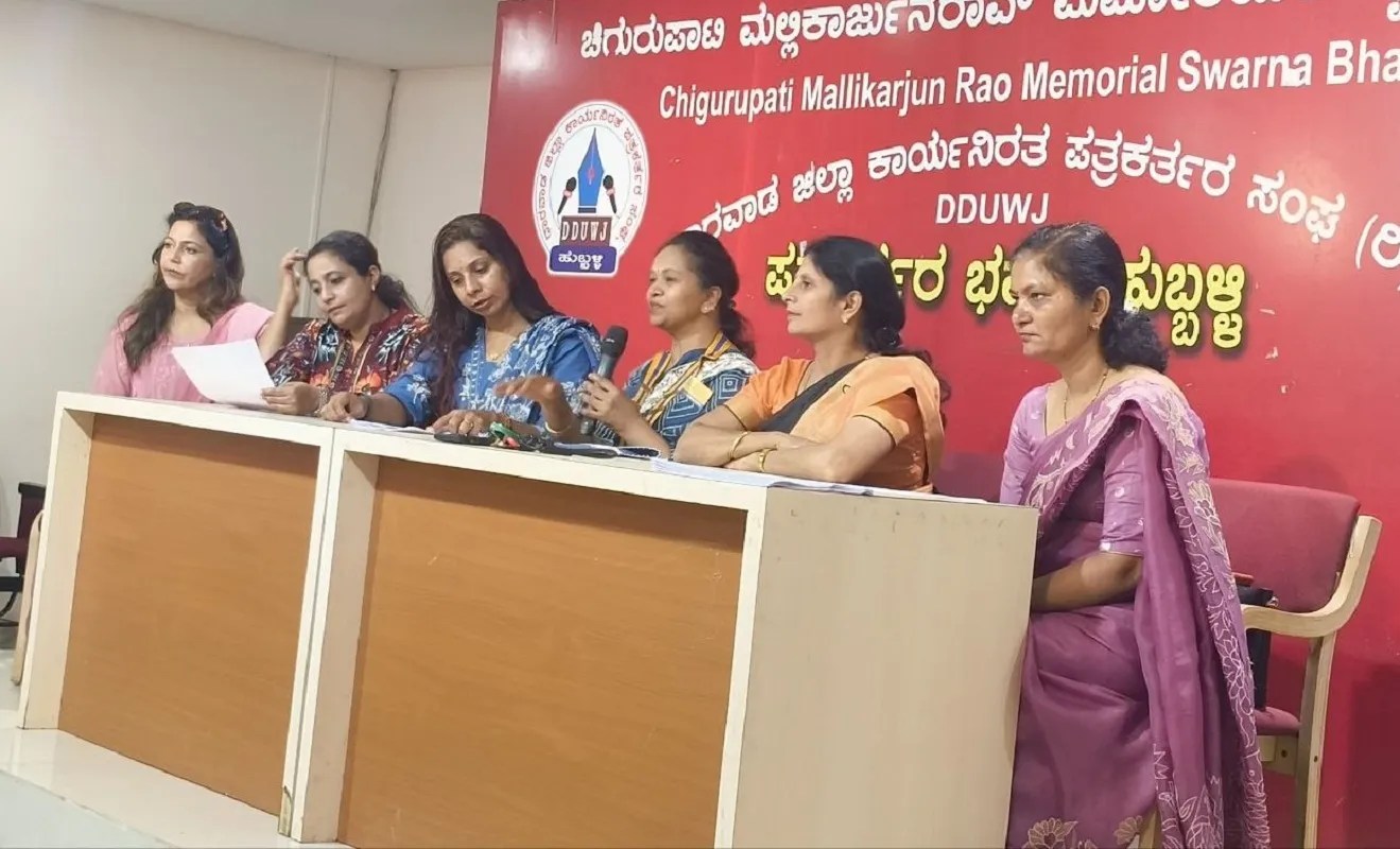 राष्ट्रीय अंतरिक्ष दिवस-2026 के अवसर पर हुब्बल्ली में आयोजित ग्रैंड इंटरस्कूल स्पेस कॉम्पिटिशन की जानकारी देते रोटरी क्लब ऑफ हुब्बल्ली सेंट्रल के पदाधिकारी।