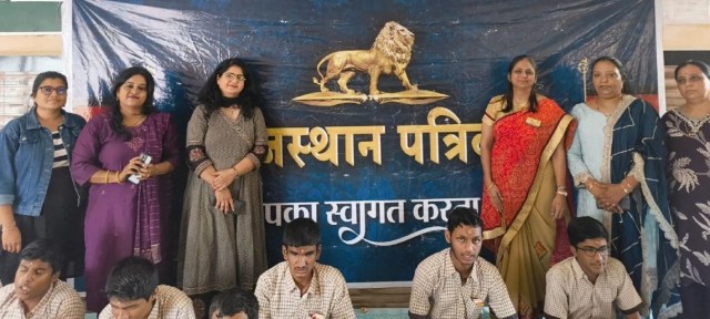 रक्षाबंधन महोत्सव में रोटरी क्लब ऑफ विद्यानगर के पदाधिकारी एवं स्कूल के शिक्षक।