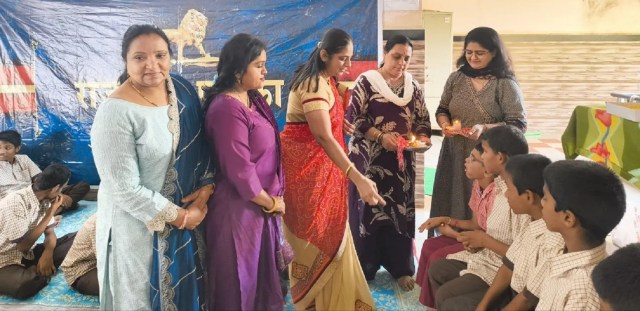 रक्षाबंधन महोत्सव में आरती उतारते हुए महिलाएं।