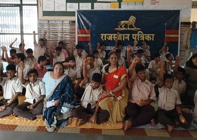 रोटरी क्लब ऑफ विद्यानगर की अध्यक्ष मीनल शाह बच्चों के बीच खुशियां बांटते हुए।