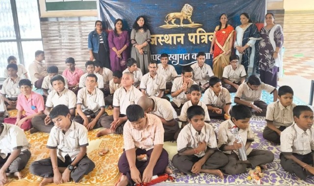 रक्षाबंधन महोत्सव के दौरान खुशी मनाते नेत्रहीन बच्चे एवं क्लब के पदाधिकारी।
