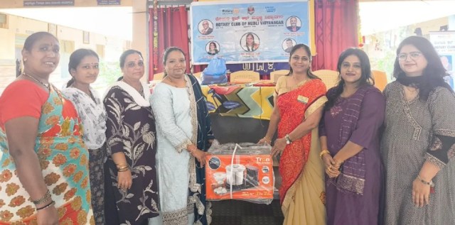 विद्यालय को ग्राइंडर भेंट करतीं रोटरी क्लब ऑफ विद्यानगर की अध्यक्ष मीनल शाह एवं अन्य पदाधिकारी।