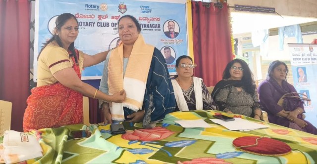स्कूल की सुपरीटेन्डेन्ट शमशाद बेगम कन्दागल का शाल ओढ़ाकर सम्मान करतीं रोटरी क्लब ऑफ विद्यानगर की अध्यक्ष मीनल शाह।