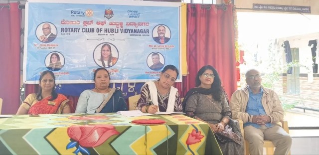रक्षाबंधन महोत्सव में मंचासीन अतिथि।