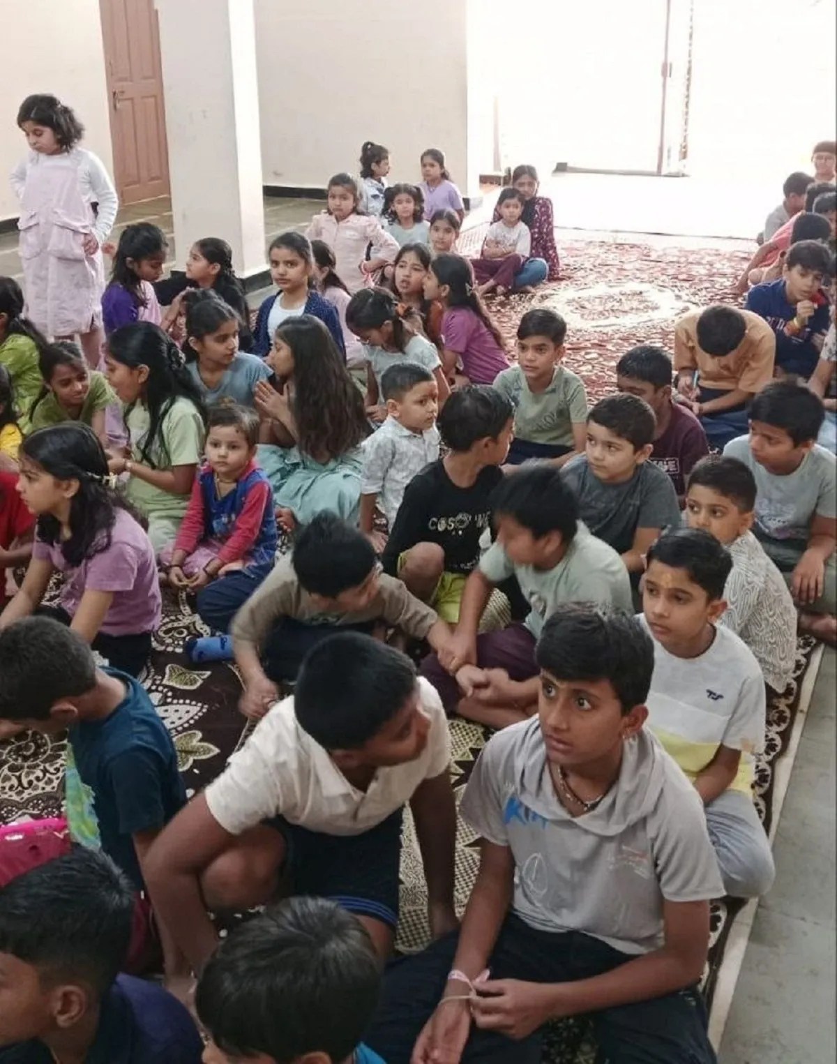 बाबा रामदेव भवन में आयोजित बाबा रामदेव बाल सत्संग सुधा के विशेष संस्कार एवं व्यक्तित्व विकास सत्र में उत्साहपूर्वक भाग लेते बच्चे।