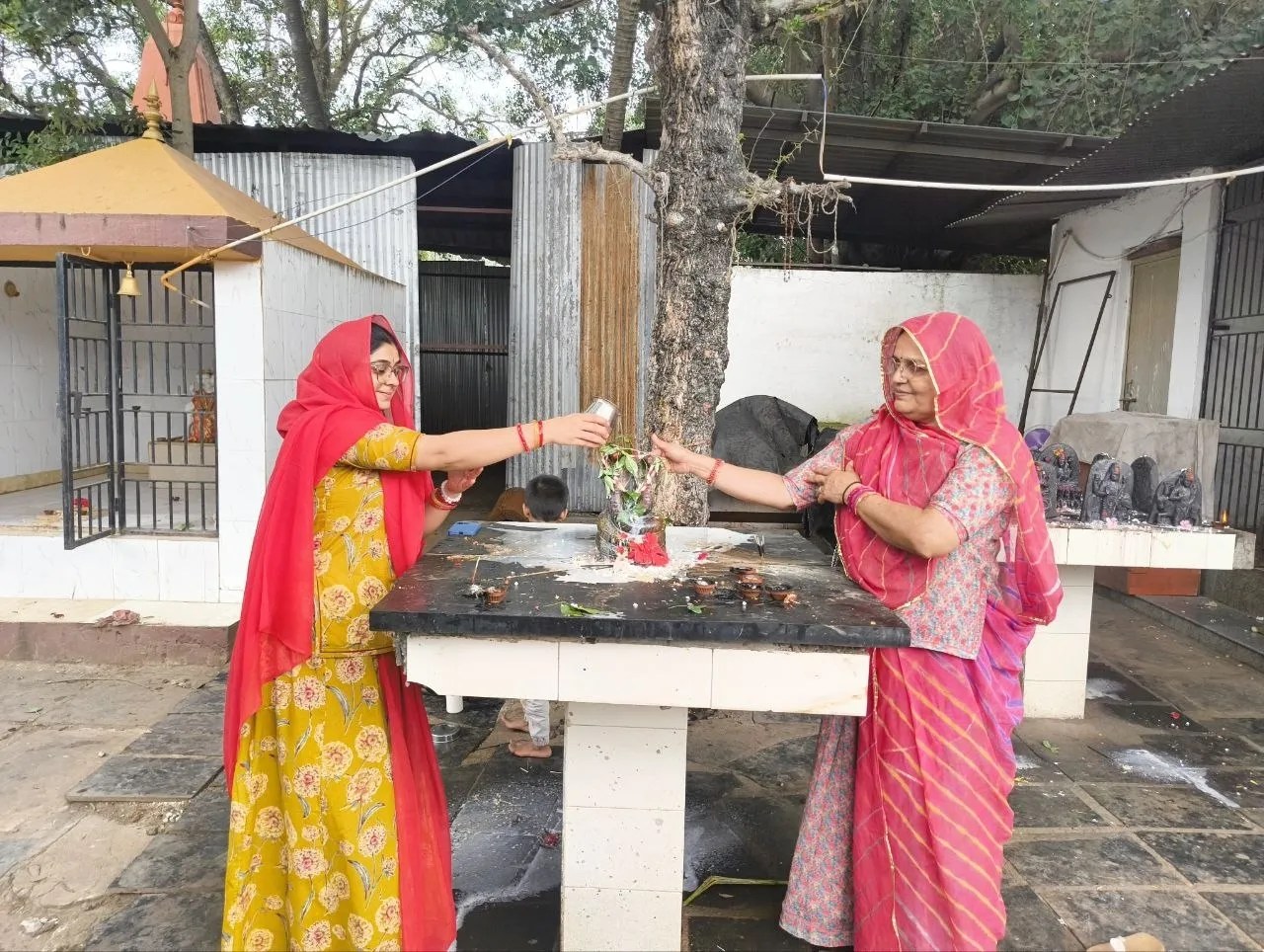 आस्था और परंपरा का संगम: नाग पंचमी पर गदग रोड स्थित मंदिर में नाग देवता की पूजा-अर्चना करतीं राजस्थानी प्रवासी समाज की महिलाएं।