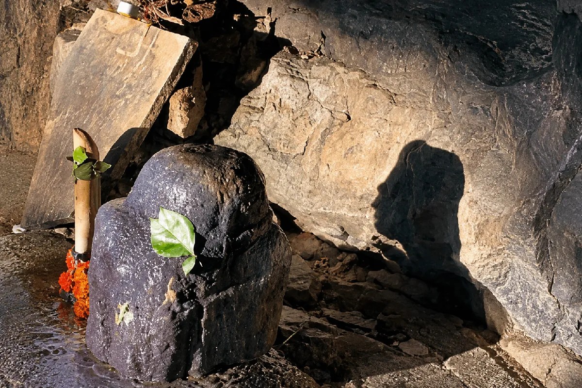 tillia bharka cave shivling 200 feet deep cave sunlight