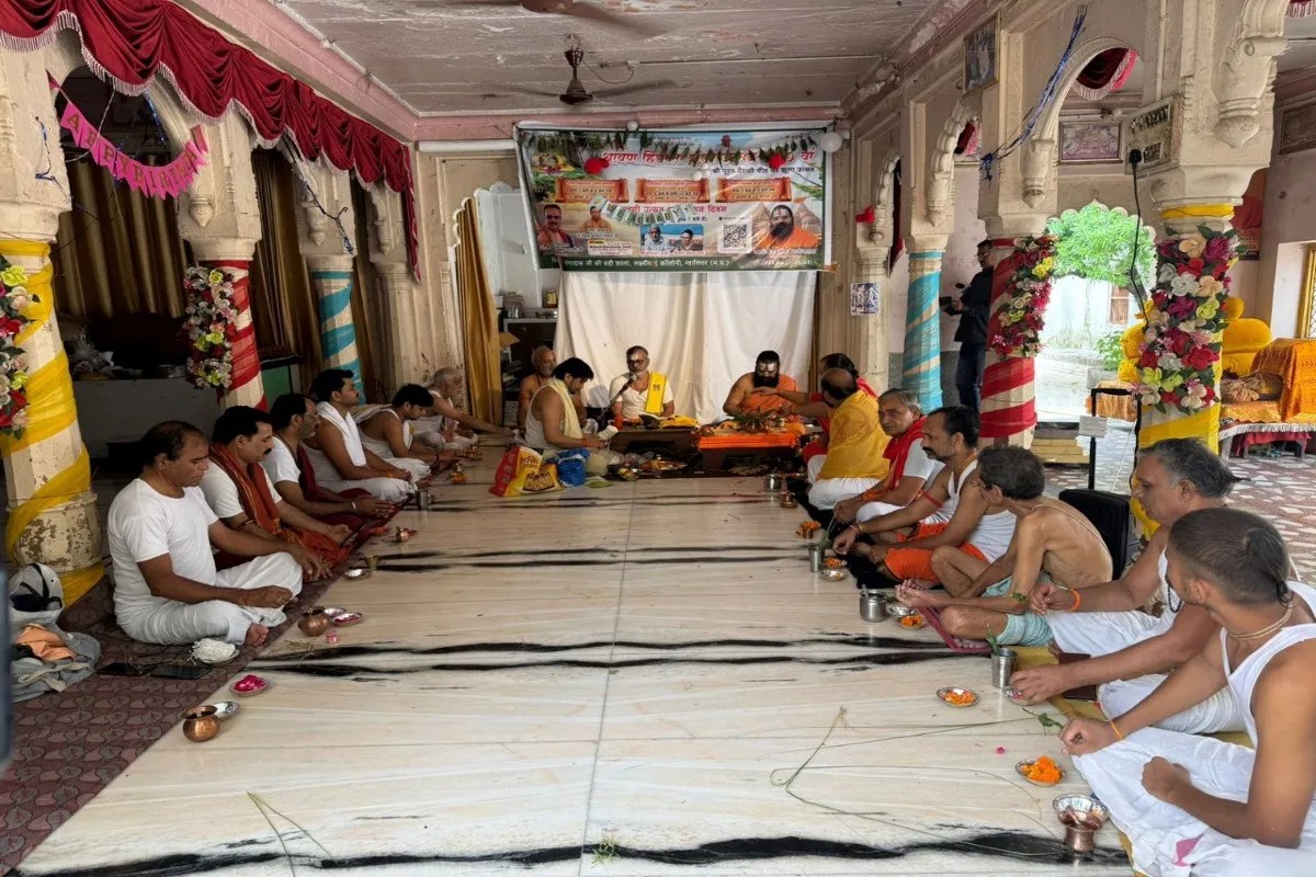 श्रावण पूर्णिमा के अवसर पर सनातन धर्मावलंबियों ने शुक्रवार को लक्ष्मीबाई कॉलोनी पड़ाव स्थित सिद्धपीठ गंगादास की बड़ी शाला में श्रावणी पर्व मनाया। शाला के महंत रामसेवकदास के सानिध्य एवं आचार्य रामनरेश उपाध्याय के आचार्यत्व में लगभग 50 ब्राह्मणों ने हेमाद्रि संकल्प के साथ दशविध स्नान किया।