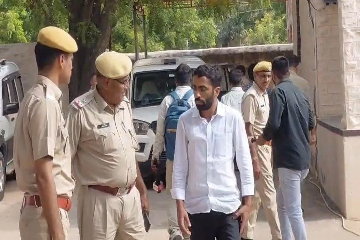 फसल बीमा में फर्जीवाड़ा करने के आरोप में गिरफ्तार आरोपी