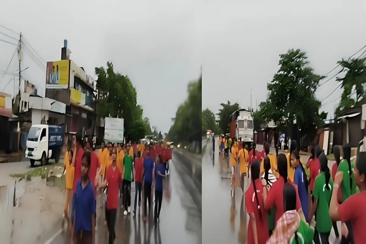 बारिश के बीच दुबग्गा-कानपुर बाईपास चौराहे पर सड़क पर बैठकर प्रदर्शन करतीं जयप्रकाश नारायण सर्वोदय बालिका विद्यालय की छात्राएं (फोटो सोर्स : भाषा संवाद WhatsApp News Group)