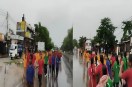 बारिश के बीच दुबग्गा-कानपुर बाईपास चौराहे पर सड़क पर बैठकर प्रदर्शन करतीं जयप्रकाश नारायण सर्वोदय बालिका विद्यालय की छात्राएं (फोटो सोर्स : भाषा संवाद WhatsApp News Group)