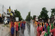बारिश के बीच दुबग्गा-कानपुर बाईपास चौराहे पर सड़क पर बैठकर प्रदर्शन करतीं जयप्रकाश नारायण सर्वोदय बालिका विद्यालय की छात्राएं (फोटो सोर्स : भाषा संवाद WhatsApp News Group)