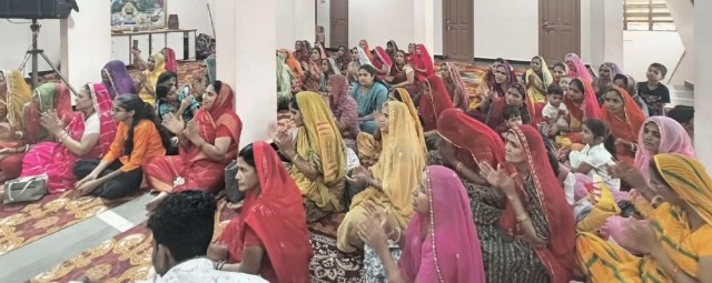 श्रीराम कथा का श्रवण करतीं महिलाएं।