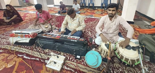 सुंदरकांड पाठ के दौरान वाद्य यंत्र बजाते कलाकार।