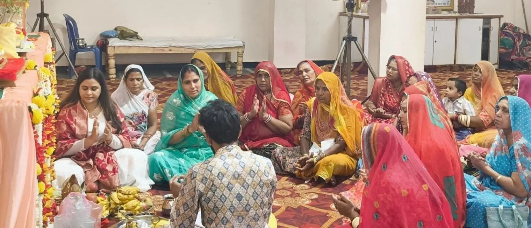 कथा से पूर्व संगीतमय सुन्दरकाण्ड की प्रस्तुति देती कथावाचिका सुभद्रा कृष्ण एवं श्रद्धालु महिलाएं।