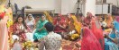 कथा से पूर्व संगीतमय सुन्दरकाण्ड की प्रस्तुति देती कथावाचिका सुभद्रा कृष्ण एवं श्रद्धालु महिलाएं।